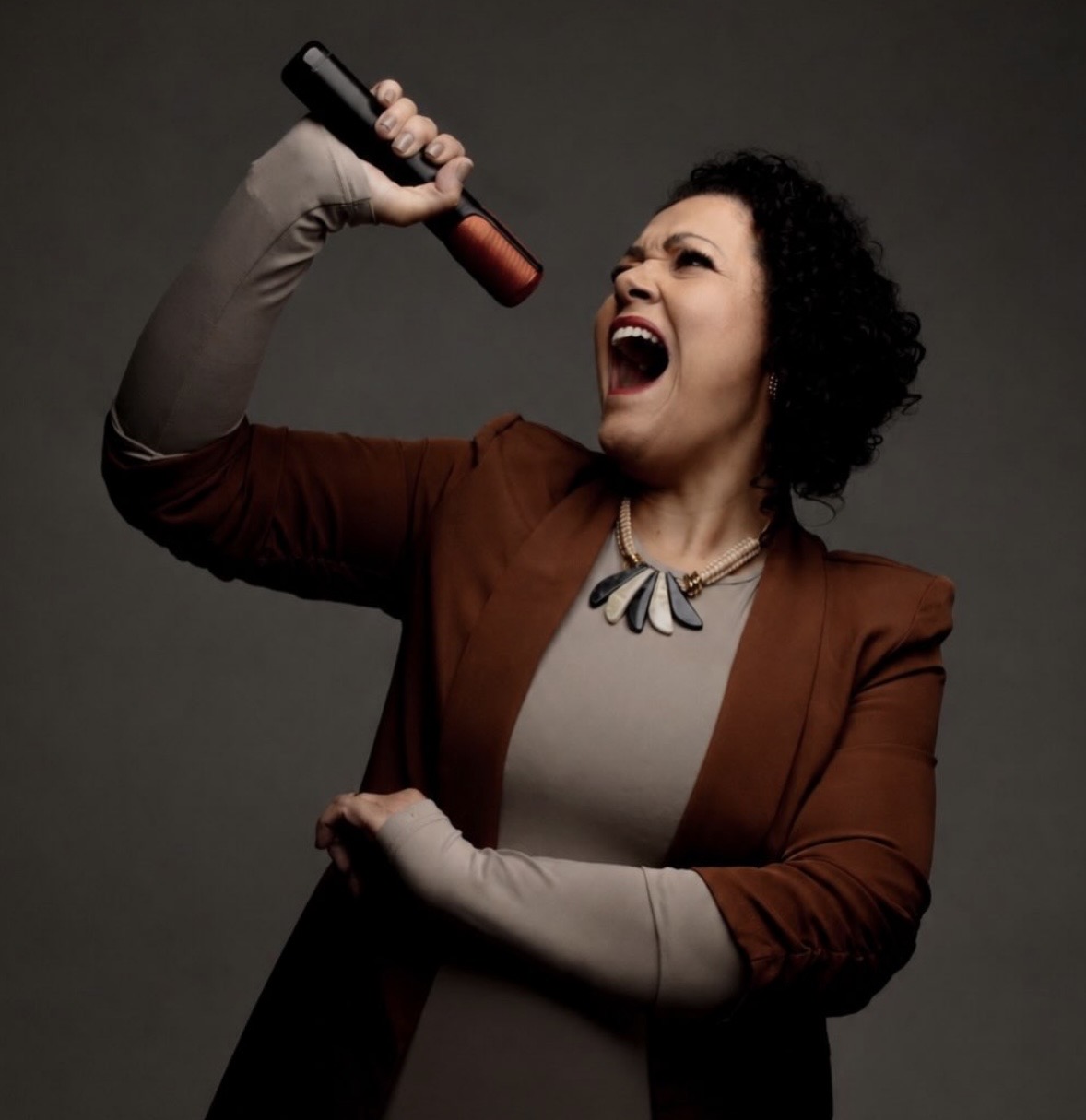 Lidiane Alves cantando